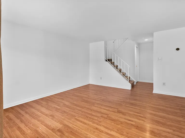 9427 Collette Way — Photo 3