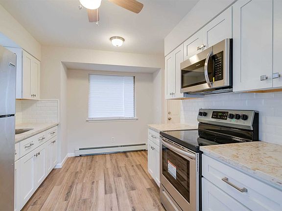 5th image of 136 Parkwood Dr