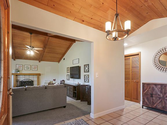 4th image of 2608 E Paradise Ave