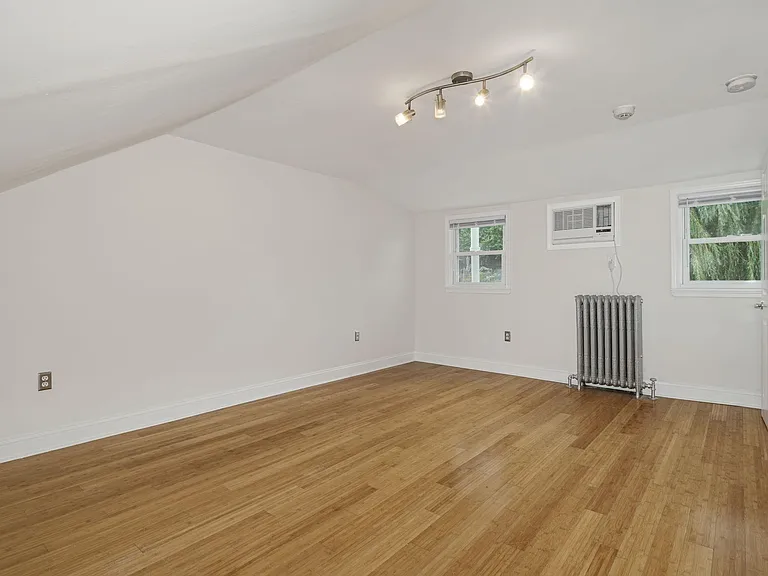 Bedroom 3 (third floor)