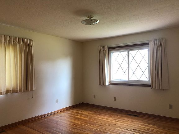 3rd image of 615 Reindeer Ln