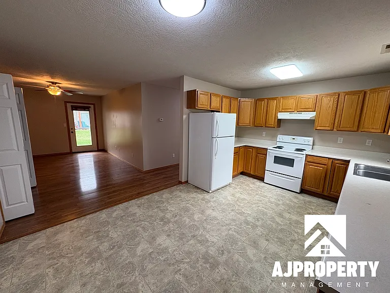 925 S Newcomb Ave #13 — Photo 1