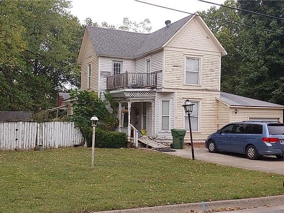 5th image of 612 W Persimmon St