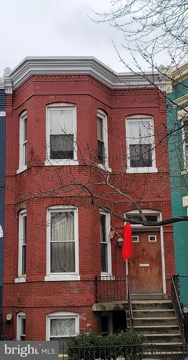 647 G St SE photo 1