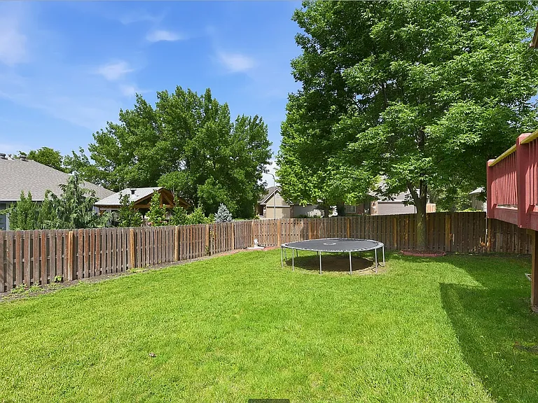 18602 Leavenworth St — Photo 37