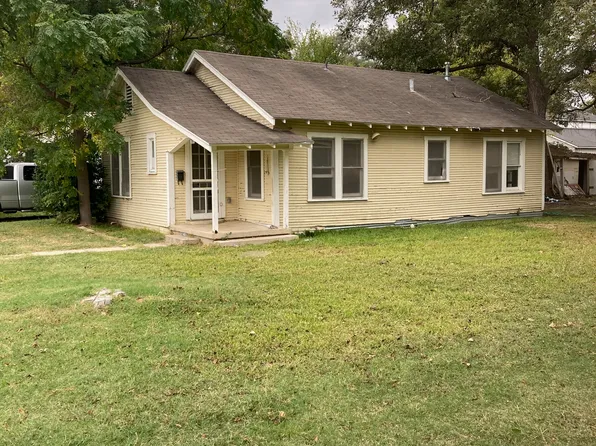 800 E 11th St, Cameron, TX 76520