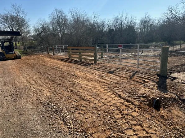 8307 Jeddo Rd, Waelder, TX 78959