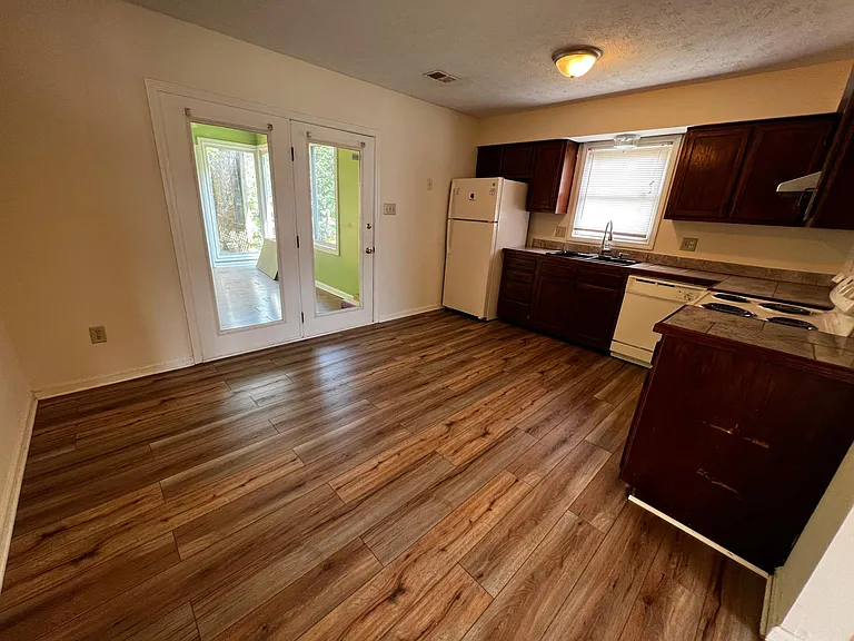 241 Creekside Ct #B — Photo 4