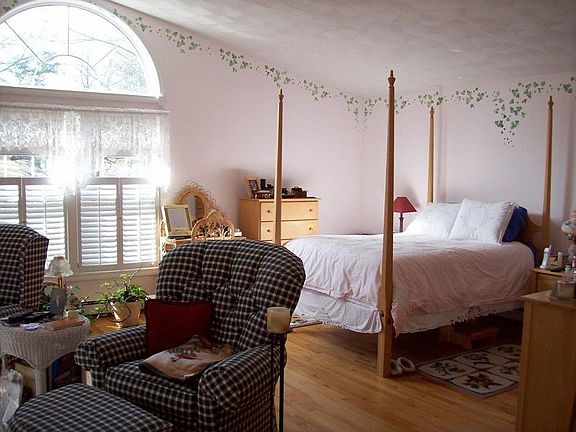 Mstr. Bdrm. w/sitting area