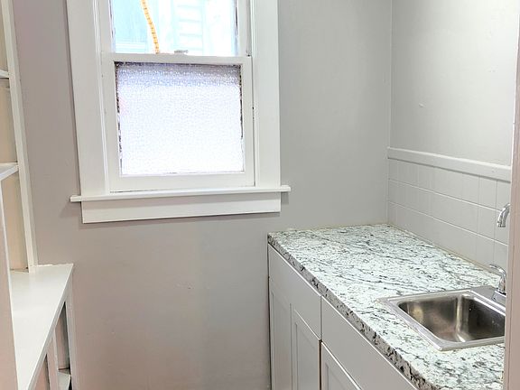 3rd image of 19 Baxter St #2