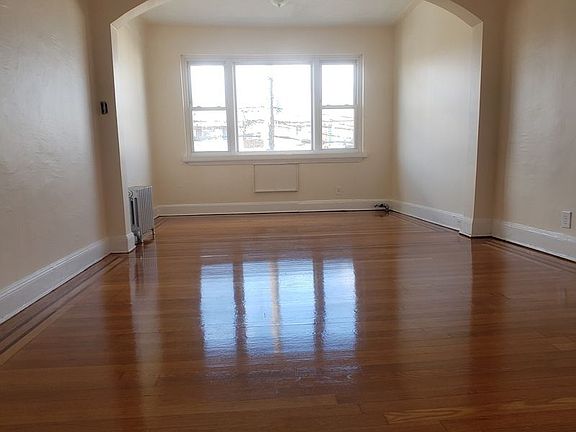 4th image of 2061 42nd St #1