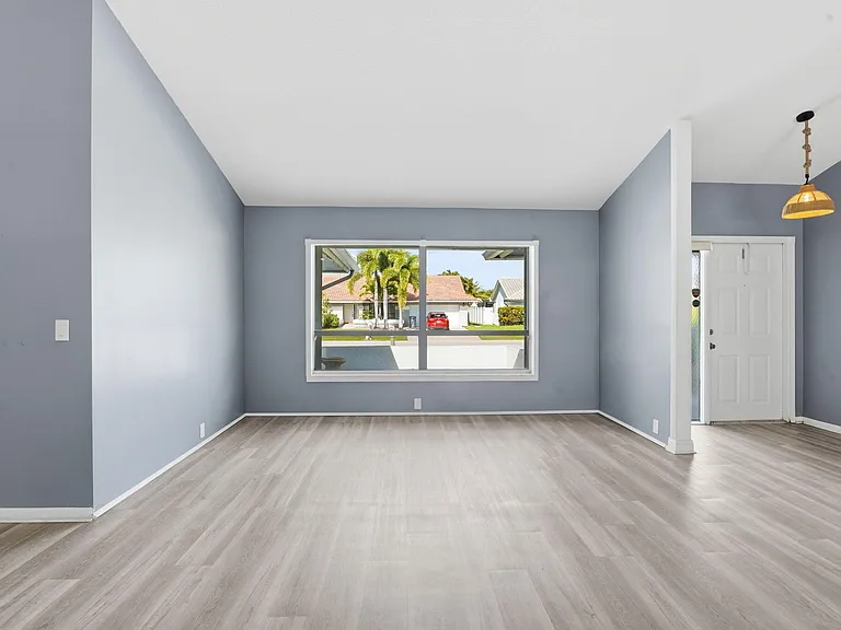 9284 Laurel Green Dr — Photo 4