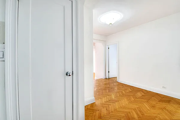 Rented by Urbane Brokerage | media 52