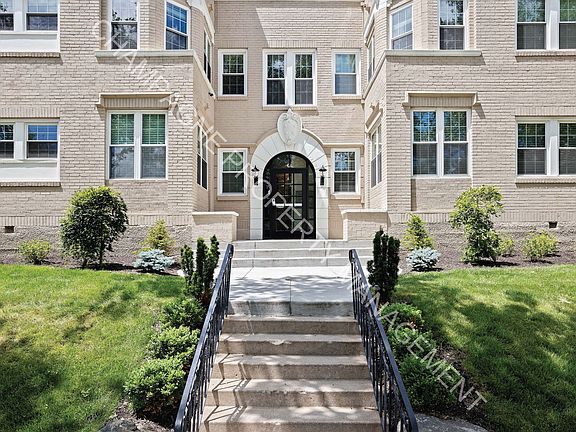 2nd image of 920 Ward Pkwy Unit 10