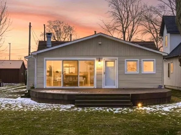 7054 Middle Channel Dr, Harsens Island, MI 48028