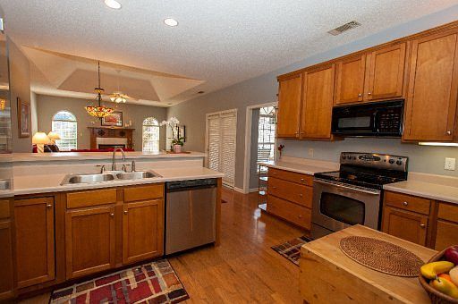 4th image of 524 Glen Ives Way
