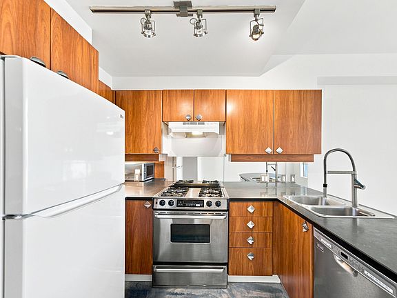 3rd image of 1478 Hastings St W #507