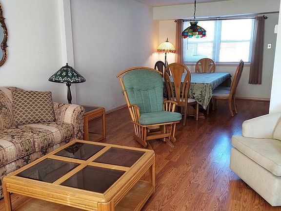 3rd image of 6237 Patrick Henry Ct