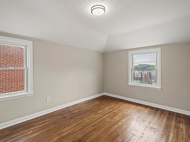 1138 W 11th St — Photo 18