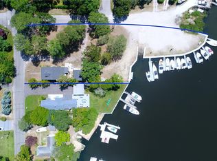 95 Meeting House Creek Rd, Riverhead, NY 11901