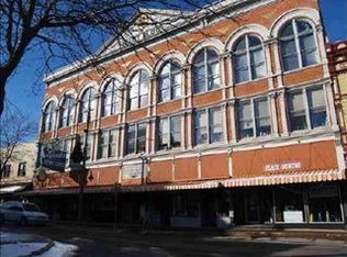 10 E Main St, Freeport, IL 61032