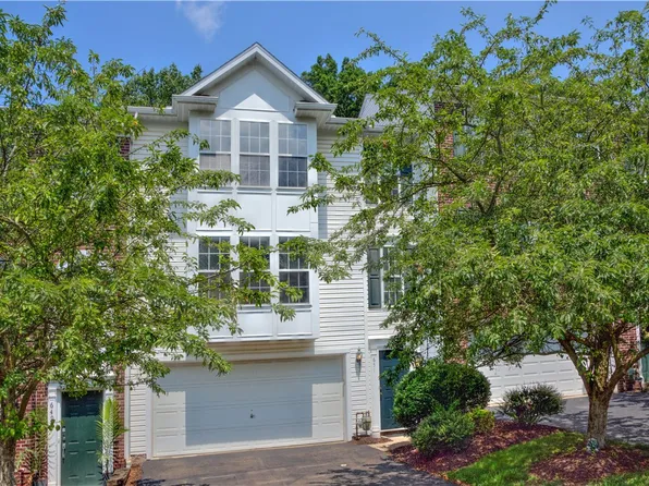 651 Village Green Blvd E, Mars, PA 16046