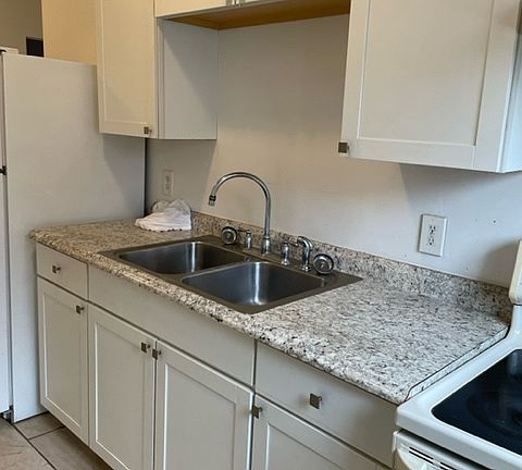 4th image of 1362 West Blvd APT 3