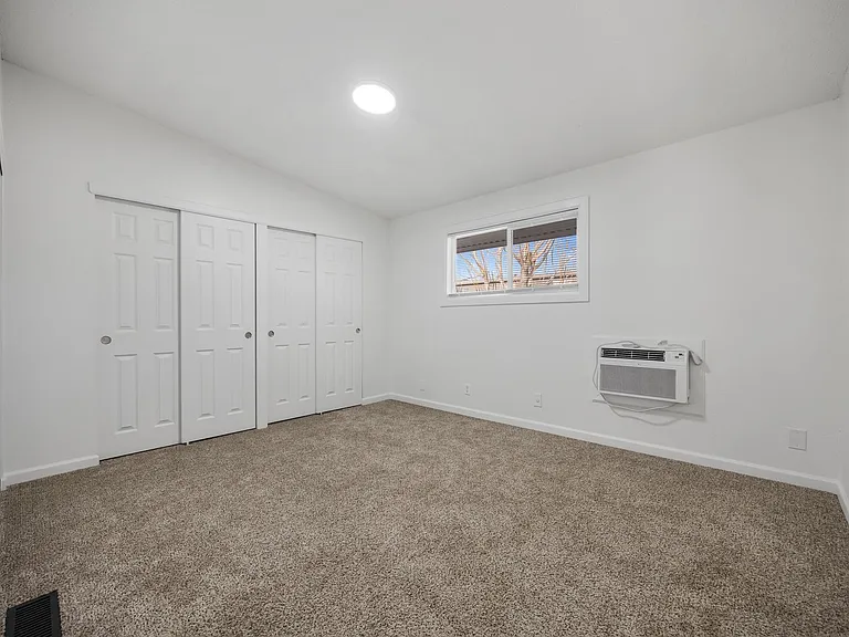 1345 N Devon Ave — Photo 16