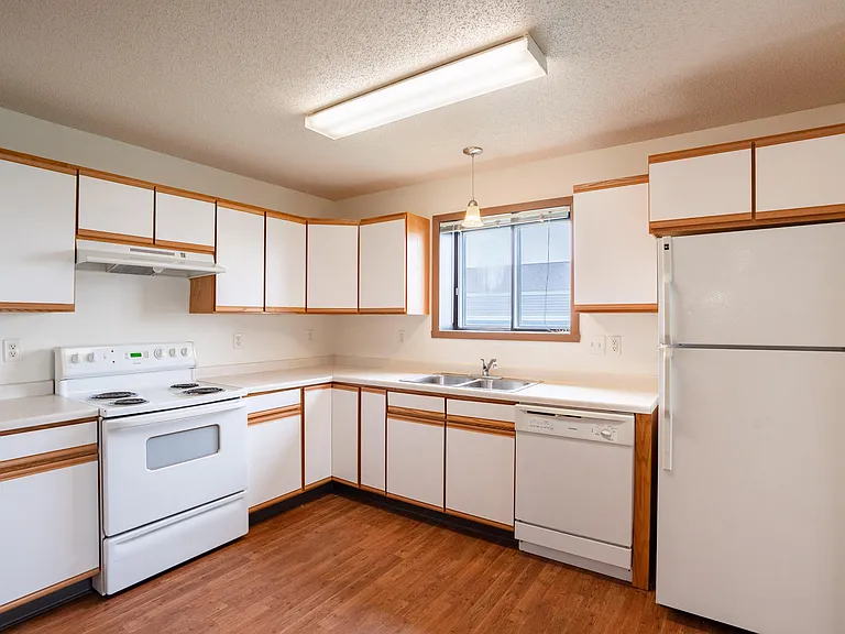 West Fargo, ND Lake Crest Apartments | 21E | Kitchen