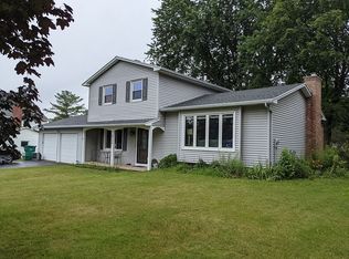 6188 Hunters Dr, Farmington, NY 14425