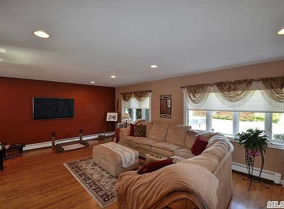 2nd image of 928 N Park Ave