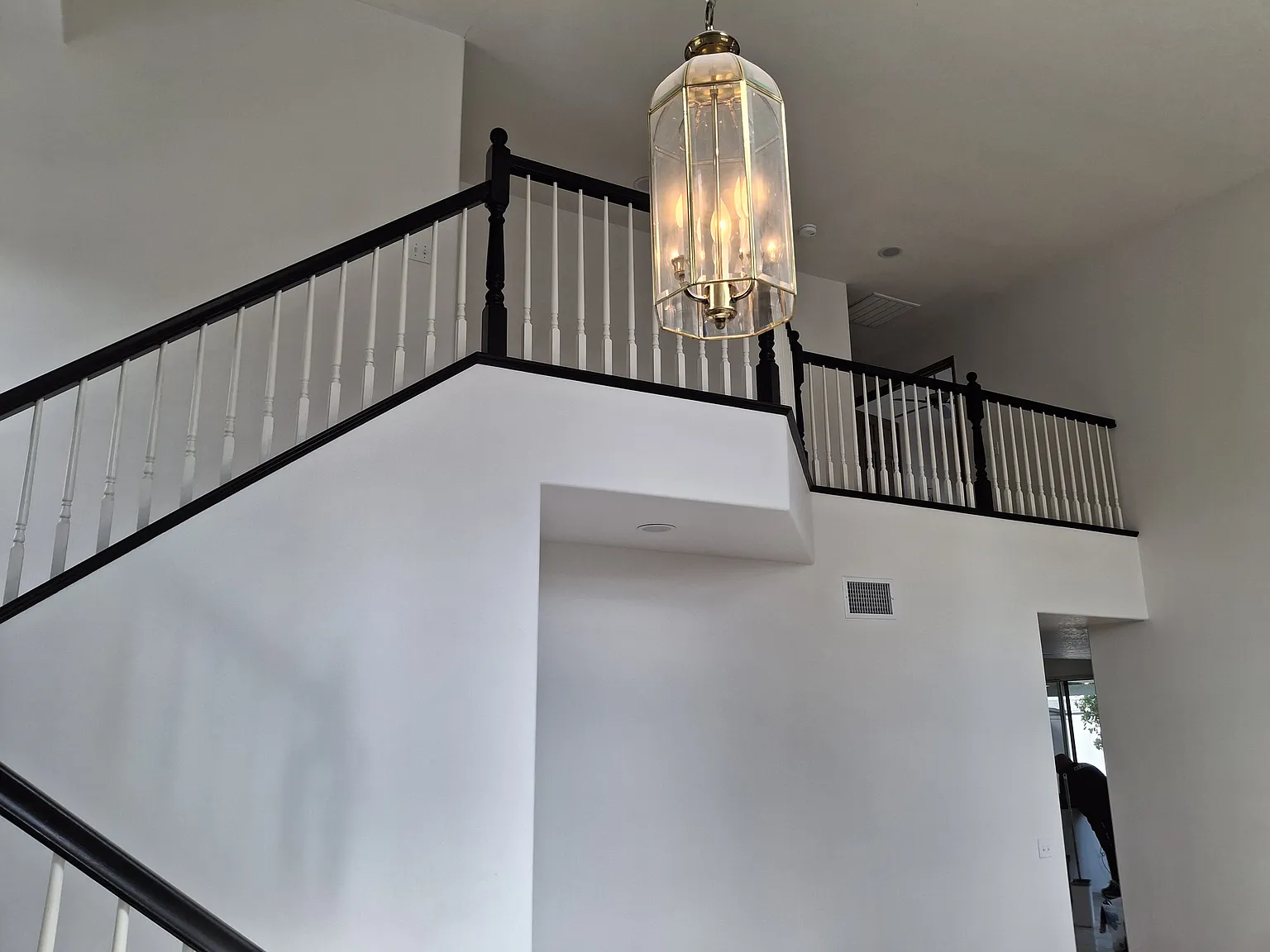 4 bed, 2584 sqft, $3,800 — Photo 2