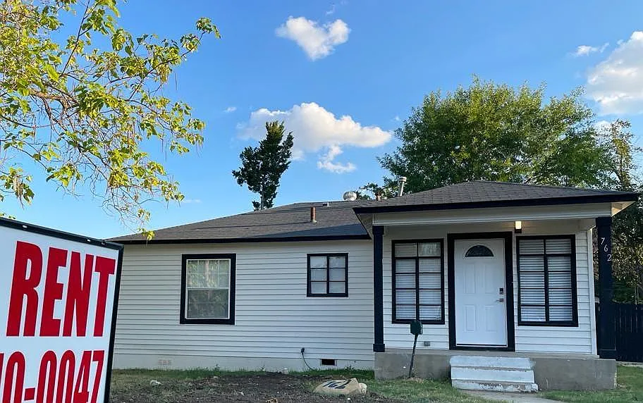 3 bed, 1112 sqft, $1,750 — Photo 2