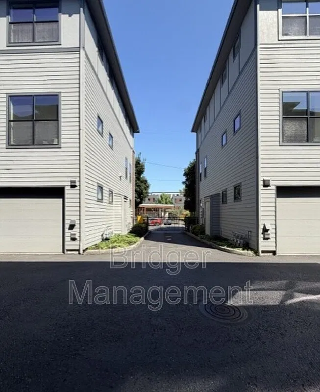 3 bed, 2.5 bath, 1548 sqft, $3,600 — Photo 3