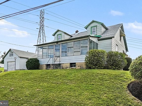 2nd image of 1319 Main St