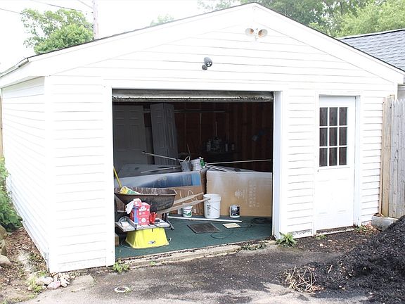 5th image of 840 Brockton Ave
