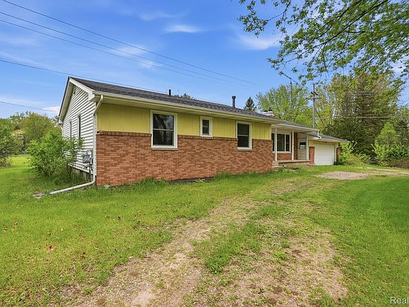 3rd image of 396 Plum Creek Rd