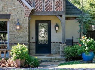 1902 Huntington Ave, Nichols Hills, OK 73116