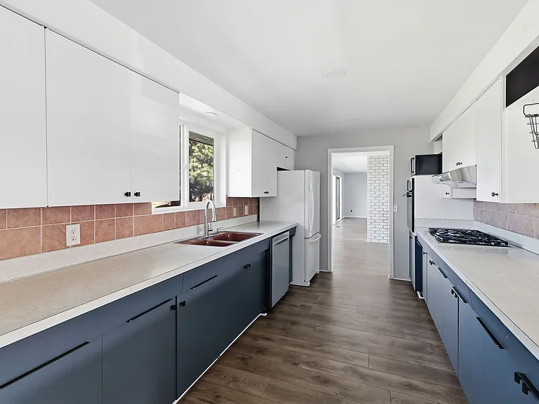 670 NE 7th Ave — Photo 5
