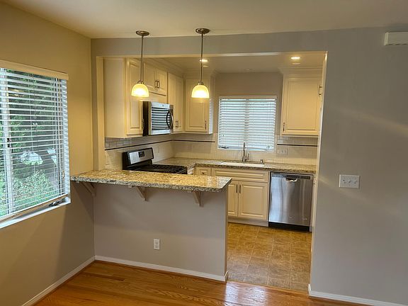 3rd image of 819 E Lemon Ave