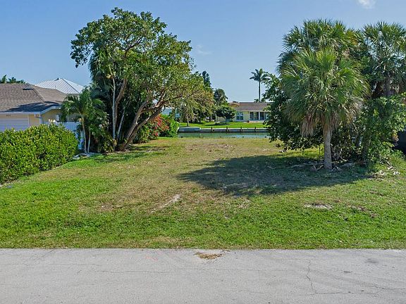 2nd image of 647 Bamboo Ct