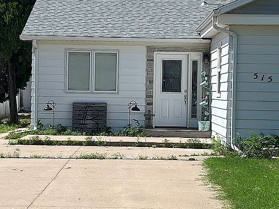 2nd image of 515 E 2nd St
