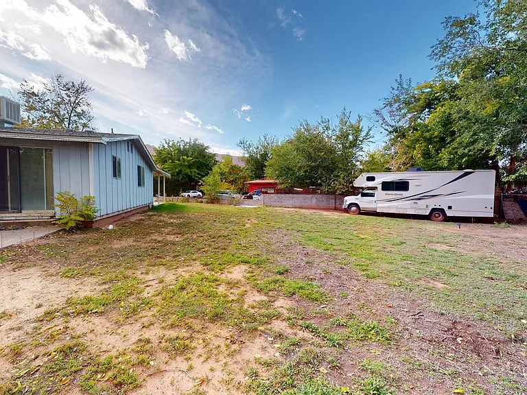 451 Loveridge Dr — Photo 5