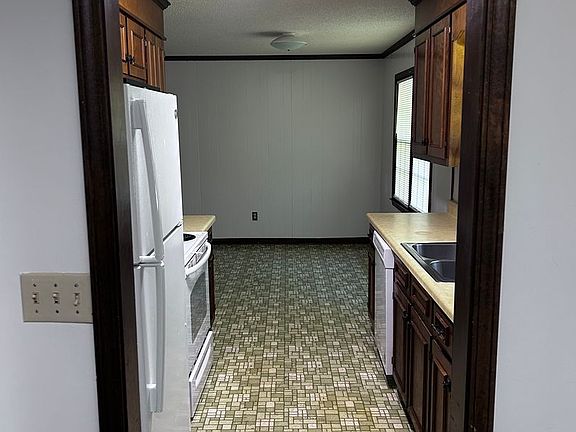 3rd image of 1601 Cedarbrook Dr