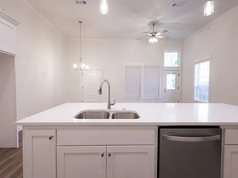 1546 Bennett St — Photo 13