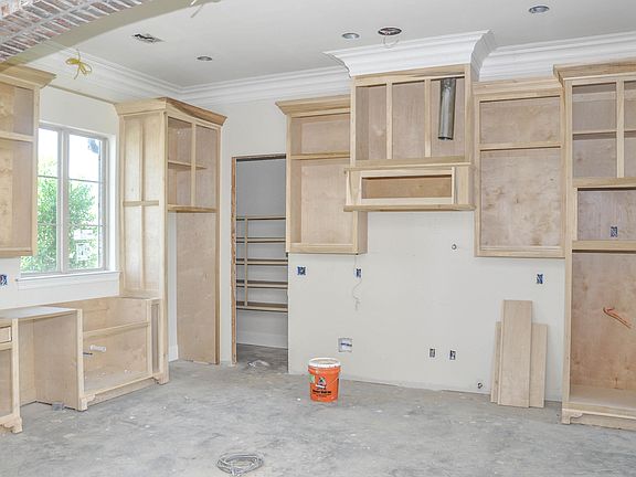 2nd image of 302 McArthur Ct