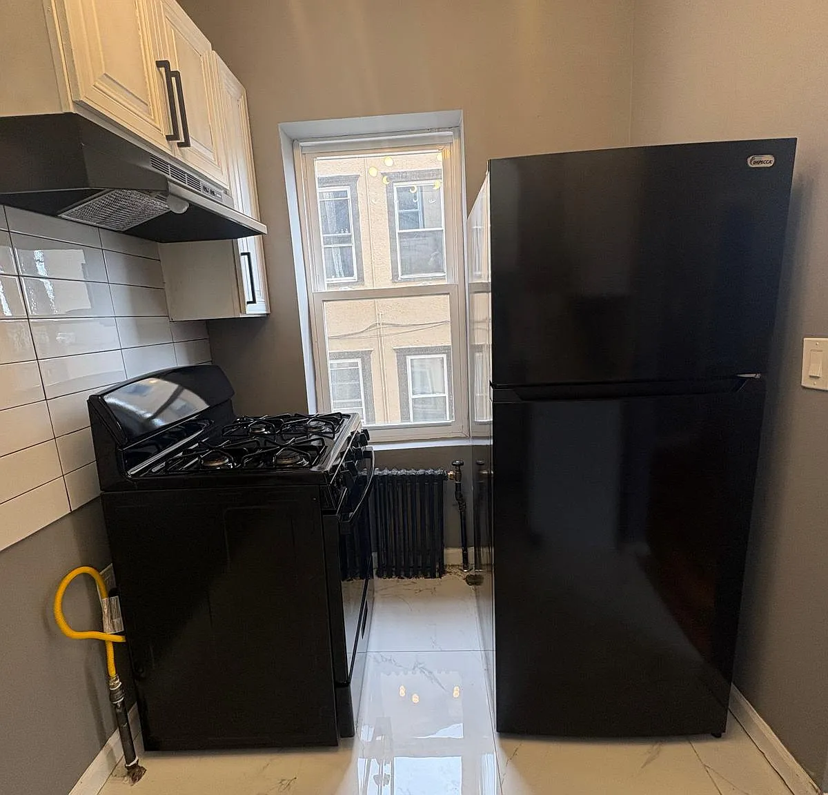 2 bed, 700 sqft, $2,100 — Photo 1