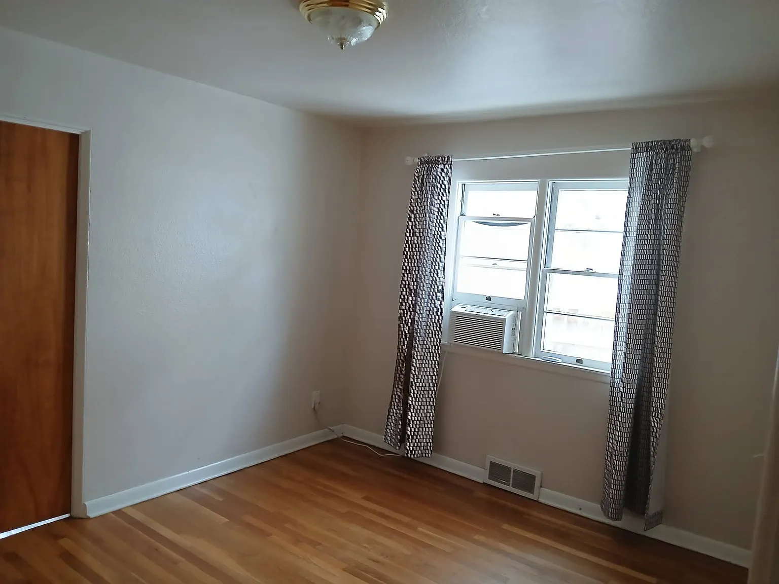 4 bed, 2800 sqft, $1,200 — Photo 3