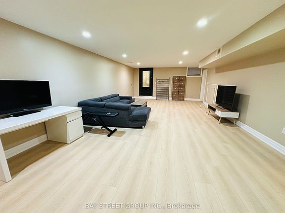 5th image of 118 Fairglen Ave