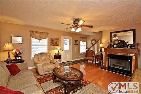 3rd image of 1817 Creekstone Dr